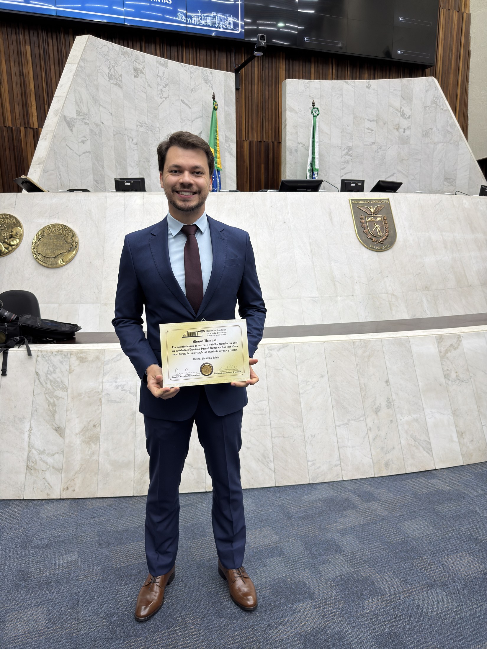 Renan Klein recebendo menção honrosa na Assembleia Legislativa do Estado do Paraná
